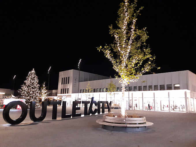Outletcity Metzingen - am Abend hell erleuchtet