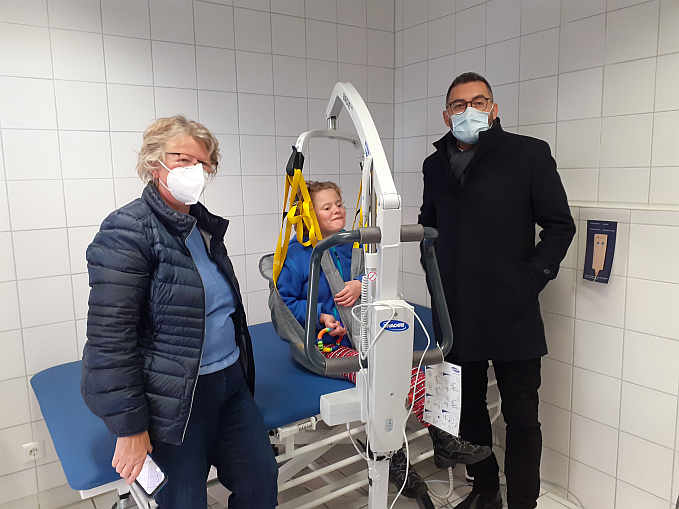Die „Toilette für alle“  hat den Test mit Bravour bestanden. Darüber freuen sich (v.l.n.r.) Ursula und Anne Hoffmann, Sozialbürgermeister Yalcin Bayraktar.