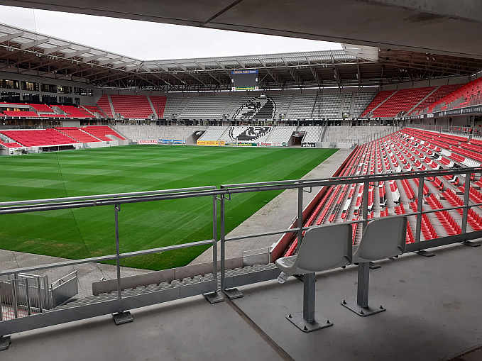 Für Fans im Rollstuhl stehen 144 Plätze zur Verfügung und bieten eine gute Sicht auf das Spielfeld