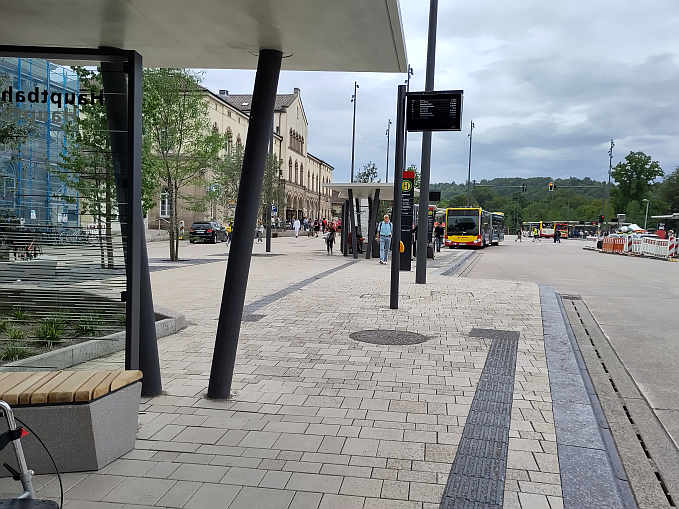 Direkt vor dem Bahnhofsgebäude sind die barrierefreien Bushaltestellen so angeordnet, dass ein Umsteigen schnell, sicher und kurz ermöglicht wird.
