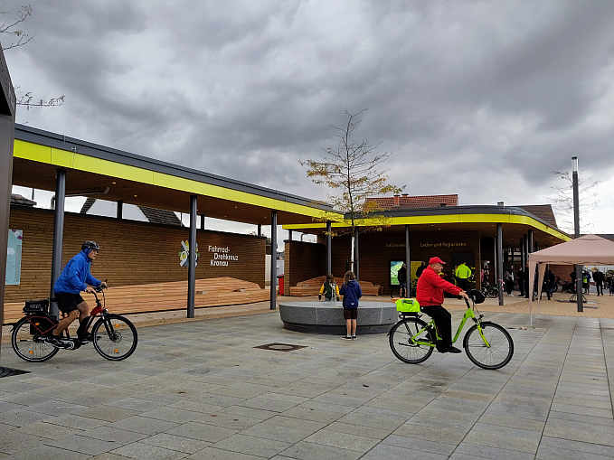 Bundesweit einmalig: das Fahrrad-Drehkreuz Kronau am neu gestalteten Rathausplatz