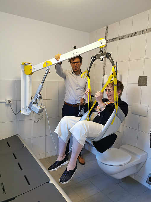 Ein Test von Lifter und Liege muss bei der Eröffnung einer „Toilette für alle“ einfach sein...<br>Foto: © Beate Gärtner