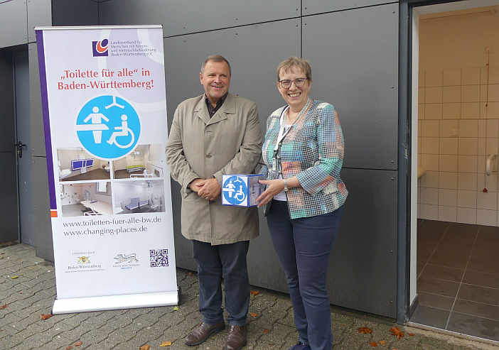 Strahlende Gesichter bei Eppingens Oberbürgermeister Klaus Holaschke und LVKM-Geschäftsführerin Jutta Pagel-Steidl. Sie freuen sich über die Fertigstellung der „Toilette für alle“ .<br />Foto: Mara Sander