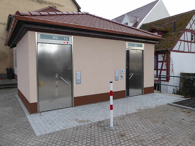 Mitten in der Emmendinger Innenstadt ist die neue öffentliche WC-Anlage Hebelstraße  mit »Toilette für alle« zentral gelegen.