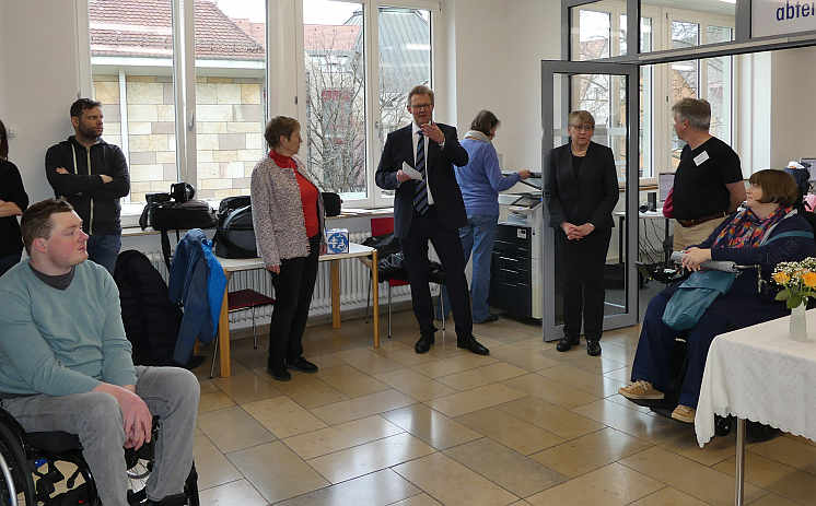 Freiburgs Erster Bürgermeister Ulrich von Kirchbach begrüßt die Gäste zur Eröffnung der »Toilette für alle«.<br />Foto: © Mara Sander