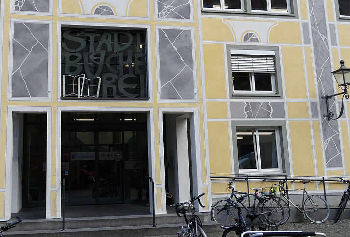 Stadtbibliothek Freiburg am Münsterplatz. Eine Rampe ermöglicht den barrierefreien Zugang.<br />Foto: © Mara Sander