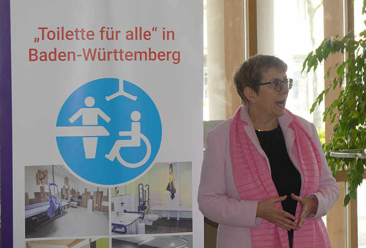 Was ist eine „Toilette für alle“ ? LVKM-Geschäftsführerin Jutta Pagel-Steidl stellt die Besonderheiten vor...<br />Foto: © Mara Sander
