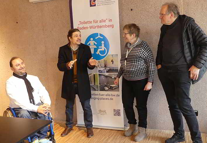 Fördervereinsvorsitzender Jan Lauer (2.v.l.) stellt das Projekt „Toilette für alle“ den Gästen vor...<br>Foto: © Mara Sander