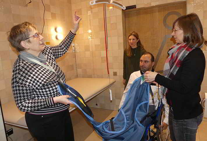 ...und danach erläutert LVKM-Geschäftsführerin Jutta Pagel-Steidl vor Ort die Funktionsweise des Lifters...<br>Foto: © Mara Sander