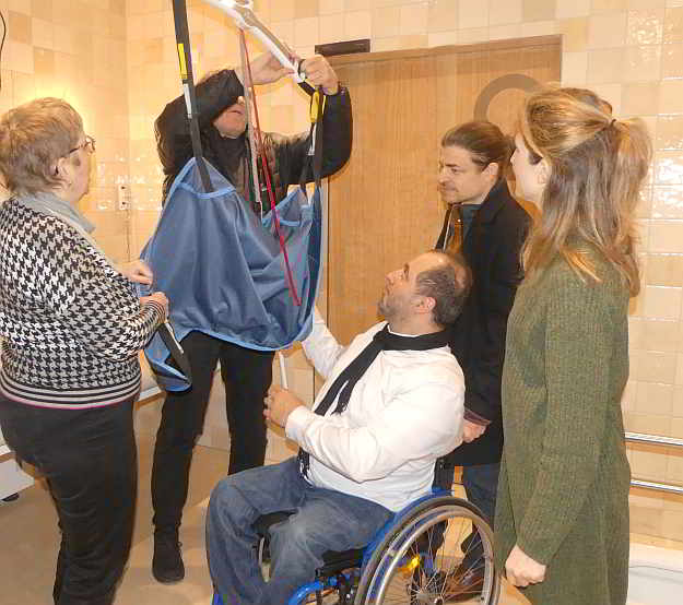 ...und Bruno Kohl, Vorsitzender des Vereins Förderung Behinderter Menschen Pforzheim-Enzkreis, hilft tatkräftig mit...<br>Foto: © Mara Sander