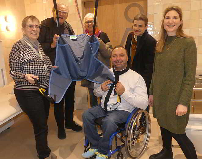 ...die „Toilette für alle“ hat den Test erfolgreich bestanden. V.l.n.r.: Jutta Pagel-Steidl (LVKM), Bruno Kohl und Karin Hajeck (FöBi), Mohamed Zakzak (Inklusionsbeauftragter der Stadt Pforzheim), Jan Lauer (Förderverein Wildpark) und Anne Marie Rouvière-Petruzzi (Behindertenbeauftragte des Enzkreises)<br>Foto: © Mara Sander