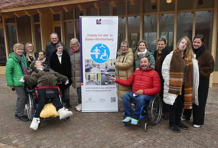 ...und über die neue „Toilette für alle“ freuen sich die Gäste der kleinen Eröffnungsfeier besonders.<br>Foto: © Mara Sander