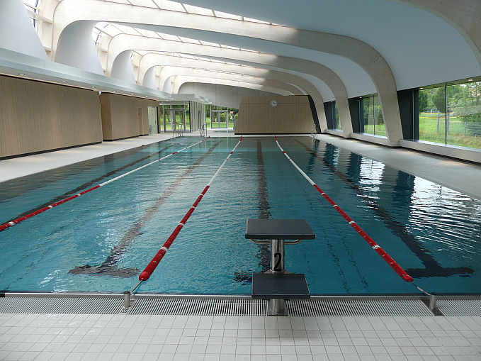 Hell und freundlich präsentiert sich das neue 25-m-Schwimmbecken des Hallenbades. Ein mobiler Lift sorgt für den barrierefreien Ein- und Ausstieg.<br />Foto: © Mara Sander