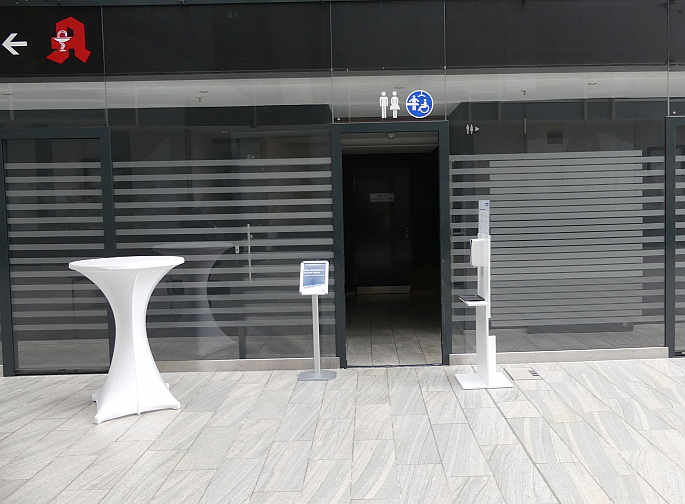 Im Atrium - dem Veranstaltungsbereich im VolksbankHaus - führt der gut ausgeschilderte Weg zur „Toilette für alle“ .<br />Foto: Mara Sander