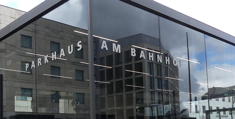 Der Schriftzug „Parkhaus Am Bahnhof“  weist auf die neue Tiefgarage hin.<br />Foto: Mara Sander