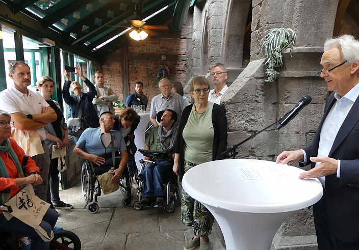Europa-Park Inhaber Jürgen Mack (rechts) begrüßt die Gäste zur Eröffnung der „Toilette für alle“ ...<br />Foto: Mara Sander