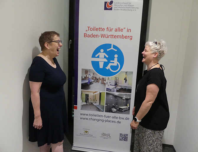 LVKM-Geschäftsführerin Jutta Pagel-Steidl und die Kreisbehindertenbeauftragte Imke Schmid freuen sich, dass im Gebäude B des Landratsamtes eine „Toilette für alle“  geschaffen wurde.<br />Foto: Mara Sander