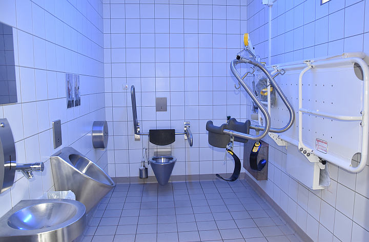 Die rund 7 qm große „Toilette für alle“  ist ausgestattet mit WC, Urinal, Waschbecken sowie höhenverstellbarer Wandklappliege, Patientenlifter und luftdicht verschließbarem Windeleimer. Foto: © Mara Sander