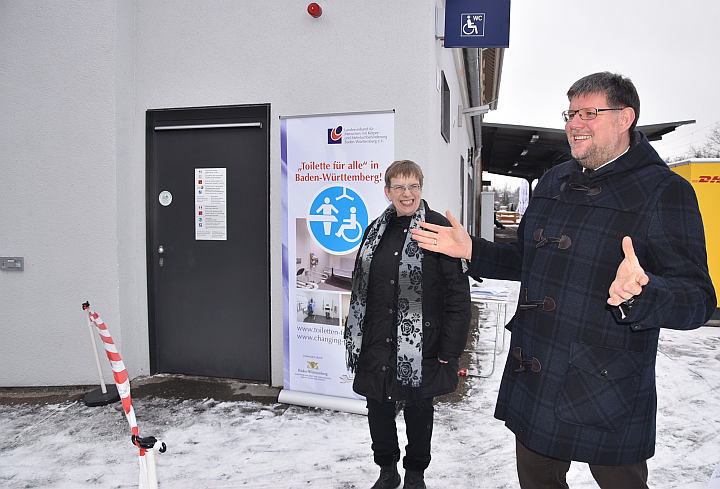 Metzingens Oberbürgermeister Dr. Ulrich Fiedler erläutert die Motivation der Stadt, eine »Toilette für alle« am Bahnhof Metzingen zu schaffen. Foto: © Mara Sander