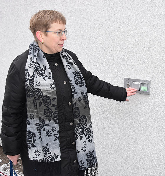 Mit einem Druck auf die Taste öffnet LVKM-Geschäftsführerin Jutta Pagel-Steidl die »Toilette für alle«.