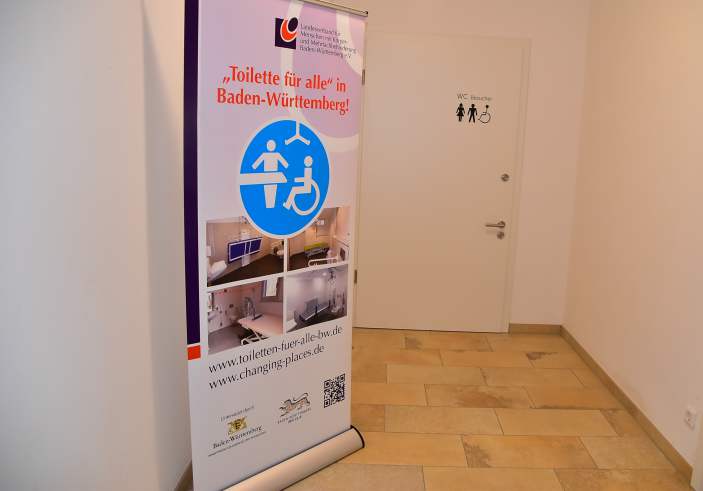 Bei einer Feierstunde zum Abschluss des Rathausumbaus wurde auch die neue »Toilette für alle« präsentiert.<br />Foto: © Mara Sander