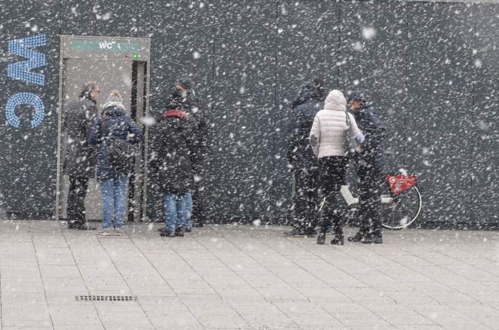 Frühlingsanfang und Schneegestöber beim Pressetermin zur Eröffnung der »Toilette für alle« am Bahnhofsvorplatz ...<br />Foto: © Mara Sander