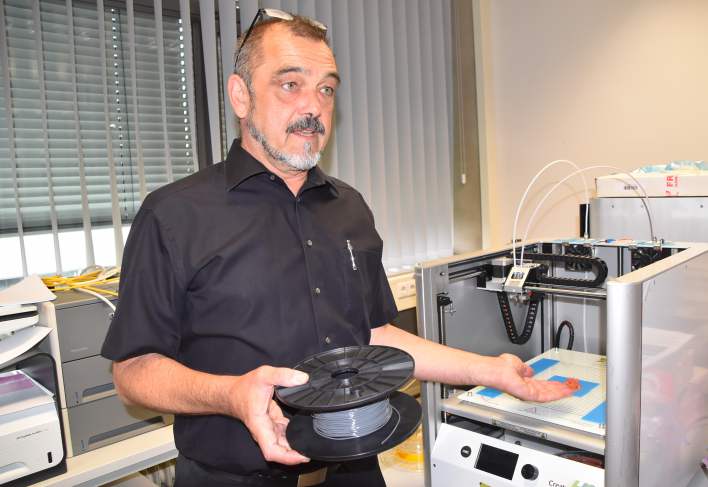 Prof. Dr. Ulrich Holzbaur erläutert die Funktionsweise eines 3-D-Druckers, mit dem das Modell eines WC4all „gebaut“ wurde.<br />Foto: © Mara Sander