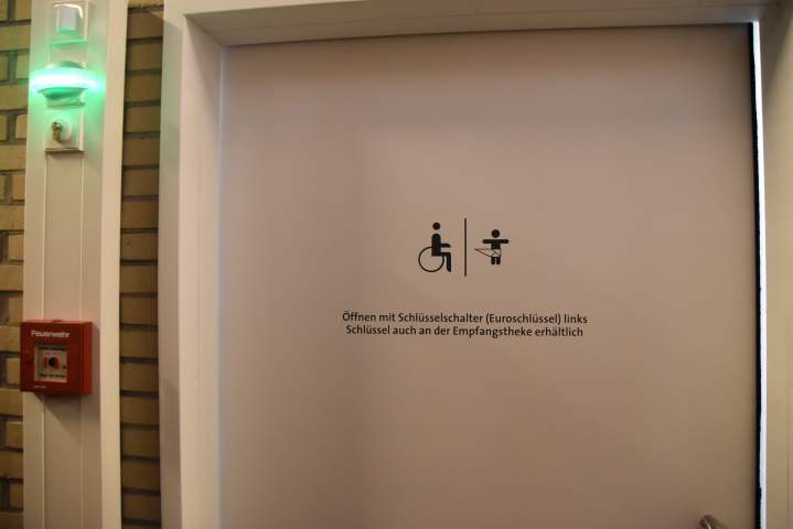 Sehr gut: das grüne Licht signalisiert, dass die »Toilette für alle« frei ist. Leider keine Selbstverständlichkeit ..<br />Foto: © Mara Sander