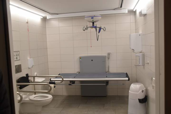 Vorbildlich und funktional: die »Toilette für alle« im Erdgeschoss des Rathauses Reutlingen.<br />Foto: © Mara Sander