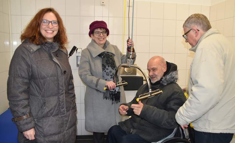 ...und wieder zurück in den Rollstuhl. Erster Erfahrungsaustausch mit Kreisbehindertenbeauftragten Anita Diebold (links)<br />Foto: © Mara Sander
