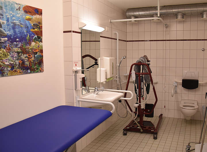 ... und so sieht sie aus, die »Toilette für alle« im Kastanienhof in Bodelshausen. Ausgestattet mit einer höhenverstellbaren Pflegeliege, einem mobilen Patientenlifter, Rollstuhl-WC und einem luftdicht verschließbaren Windeleimer.<br />Foto: © Mara Sander
