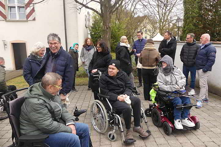 Die Freude über den neuen Standort verbindet die anwesenden Menschen mit und ohne Behinderung.<br>Foto: © Mara Sander
