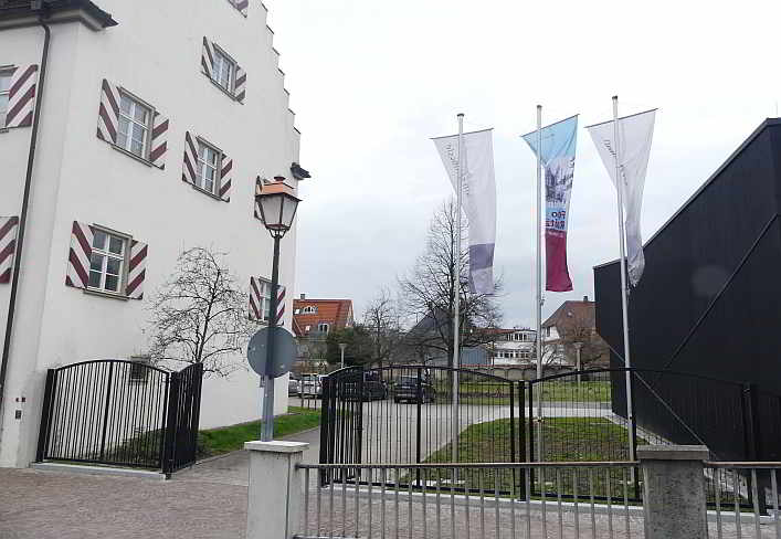 Zwischen dem Stadtmuseum im Schlössle und dem PAVILLON des Schlössle geht es zum Schlösslegarten und der „Toilette für alle“ .<br>Foto: © Mara Sander