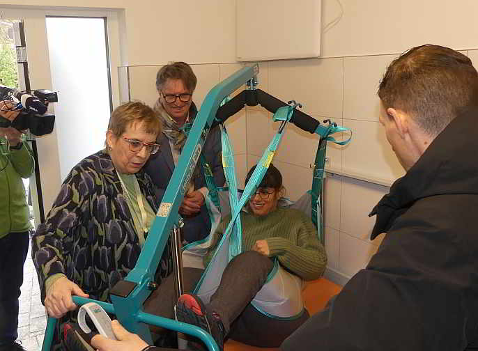 ...beim Test wird deutlich, weshalb eine „Toilette für alle“ größer sein muss als normale Rollstuhl-WCs.<br>Foto: © Mara Sander