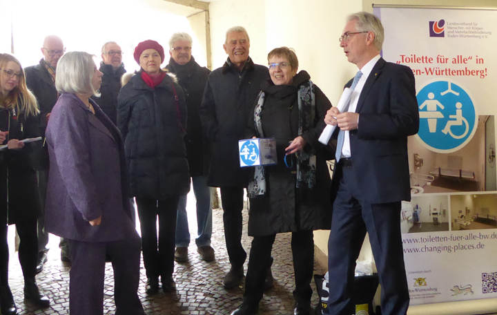 Schwäbisch Halls Oberbürgermeister Hermann-Josef Pelgrim erklärt, weshalb die Stadt eine »Toilette für alle« in der Innenstadt geschaffen hat.