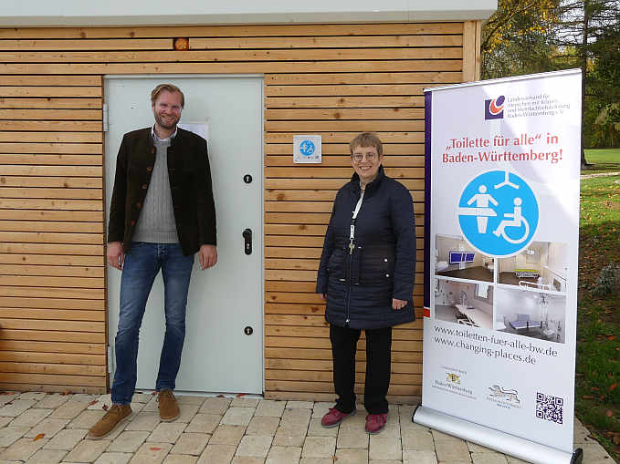 Rainaus Bürgermeister Christoph Konle und LVKM-Geschäftsführerin Jutta Pagel-Steidl freuen sich über die Fertigstellung der »Toilette für alle«.<br />Foto: © Mara Sander