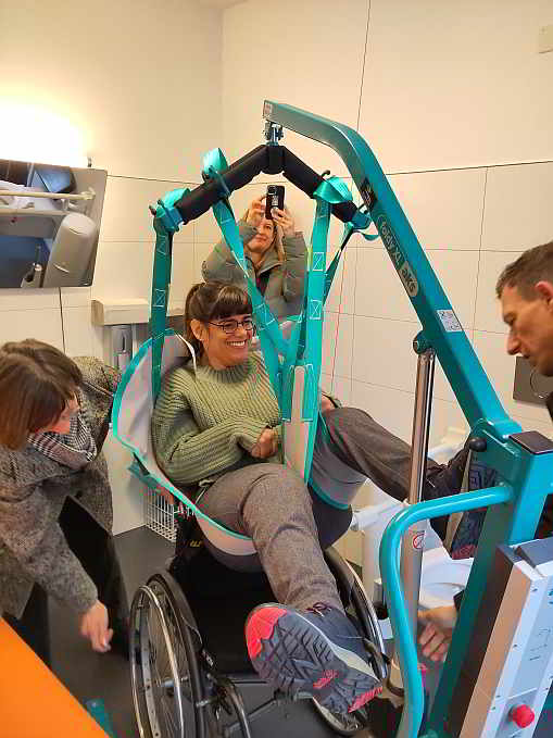 Die Vorbereitungen für den Transfer vom Rollstuhl auf die Liege sind in vollem Gange...