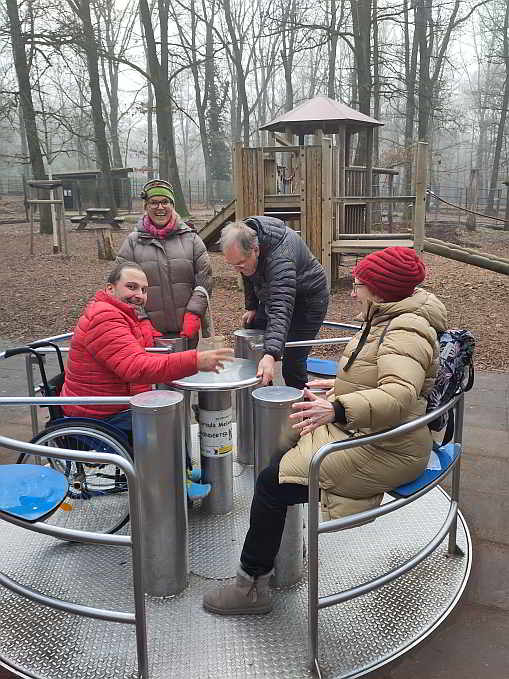 ...barrierefrei und inklusiv lädt das Rollstuhl-Karussell alle zum Mitfahren ein...<br>Foto: © Beate Gärtner