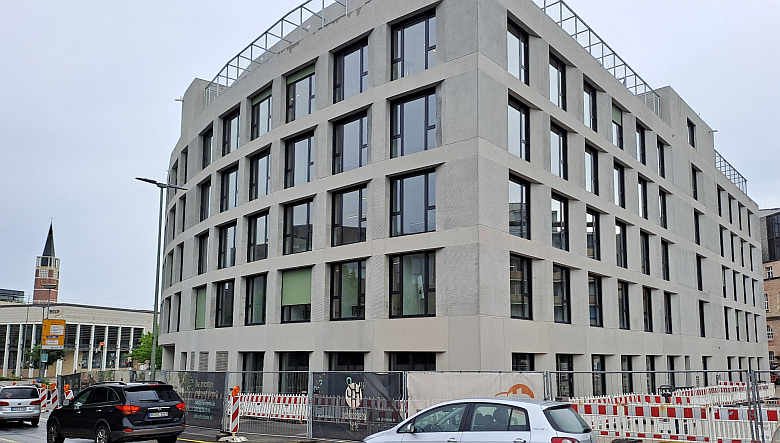 Das neue Technische Rathaus der Stadt Pforzheim als Teil des Projekts Schlossberghöfe ist seit kurzem bezogen. An der Gestaltung des Außenbereiches wird noch kräftig gearbeitet.<br>Foto: © Mara Sander