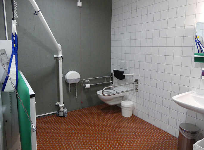 Die »Toilette für alle« im Foyer des Rathauses ist ausgestattet mit einer höhenverstellbaren Wandklappliege, Lifter und Windeleimer.<br />Foto: © Mara Sander