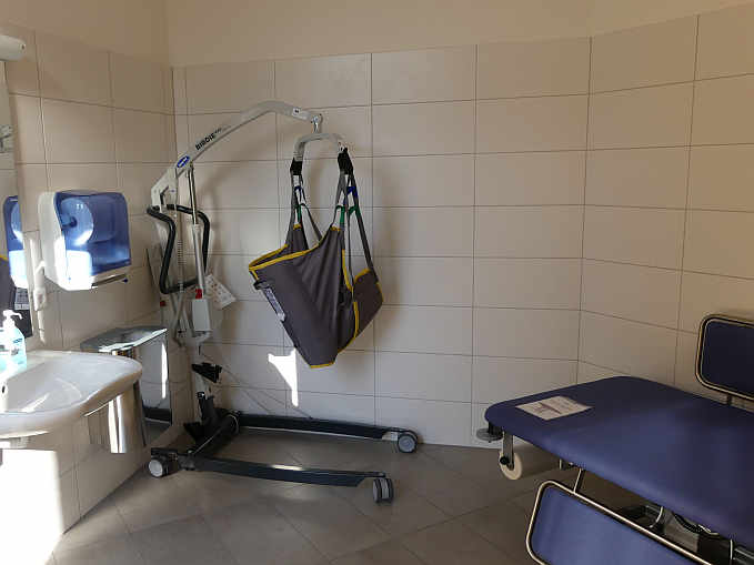 Die „Toilette für alle“  an der Badmattenhalle ist mit Euro-Schlüssel rund um die Uhr zugänglich. Es gibt einen mobilen Patientenlifter (Hebetuch vorhanden), höhenverstellbare Pflegeliege und luftdicht verschließbarer Windeleimer.<br />Foto: Mara Sander