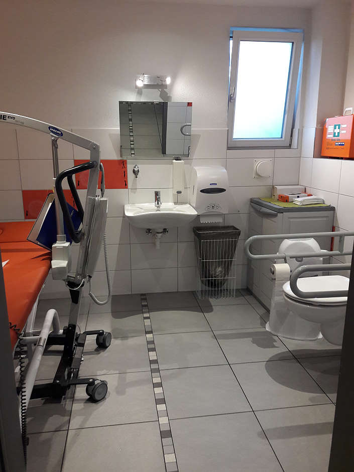 Hell, freundlich und farbenfroh bietet die »Toilette für alle« mit Pflegeliege, Lifter und Windeleimer ausreichend Platz