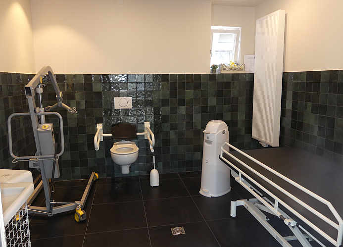 Die rund 10 qm große „Toilette für alle“  ist zusätzlich ausgestattet mit einer höhenverstellbaren Pflegeliege für Erwachsene, mobilem Patientenlifter und luftdichtem Windeleimer.<br />Foto: Mara Sander