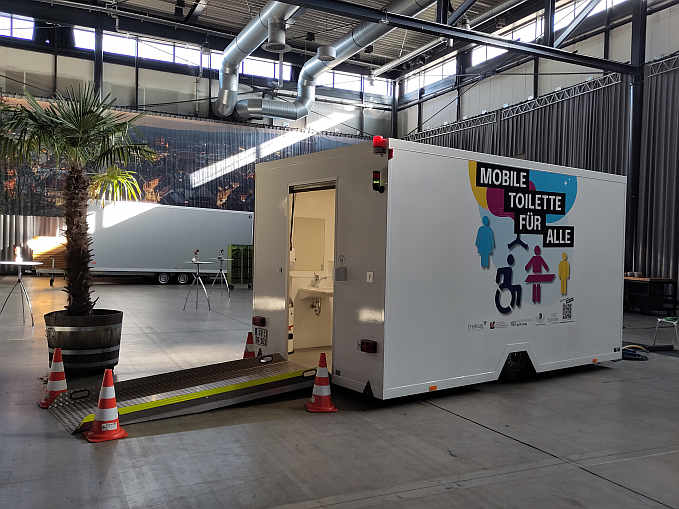 Die mobile „Toilette für alle“  im Kfz-Anhänger ist in kurzer Zeit aufgebaut und einsatzbereit...<br>Foto: © Beate Gärtner