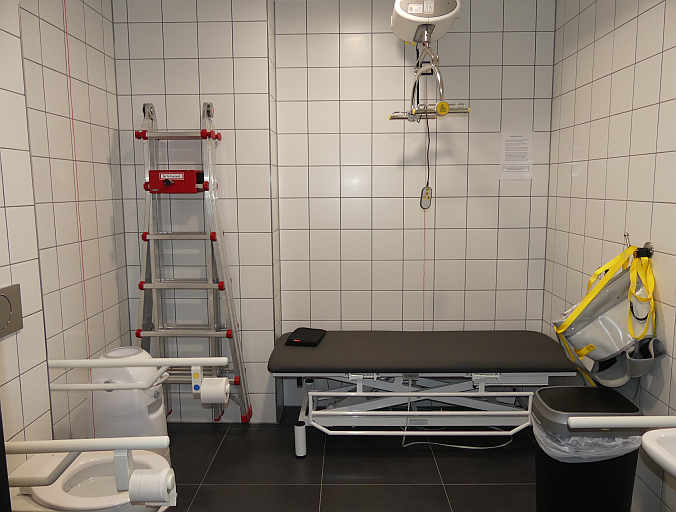 Rund 7 qm groß ist die »Toilette für alle« mit höhenverstellbarer Pflegeliege, Deckenlifter und luftdicht verschließbarem Windeleimer.<br />Foto: © Mara Sander