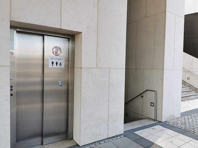 Das Symbol „Toilette für alle“ am Aufzug hilft bei der Orientierung.<br>Foto: © Beate Gärtner