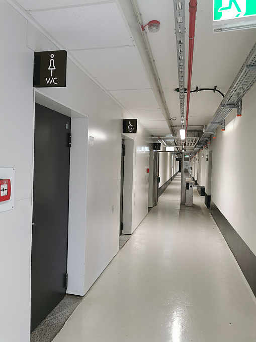 Angekommen im 1. UG geht es den Flur entlang zu den Toiletten...<br>Foto: © Beate Gärtner