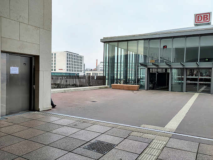 Nur wenige Schritte vom Ausgang Süd des Hauptbahnhofs Heidelberg führt ein Aufzug zur „Toilette für alle“ im Fahrradparkhaus am Europaplatz. Eine Blindenleitlinie erleichtert die Orientierung.