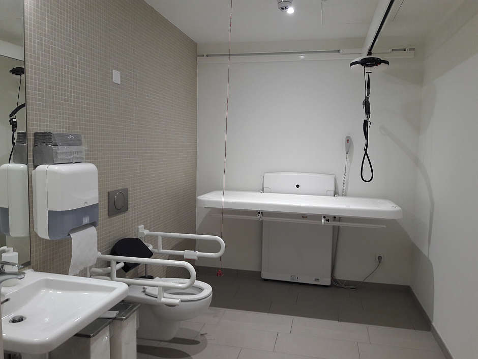 Die »Toilette für alle« ist zusätzlich ausgestattet mit höhenverstellbarer Wandklappliege, Deckenlifter und Windeleimer