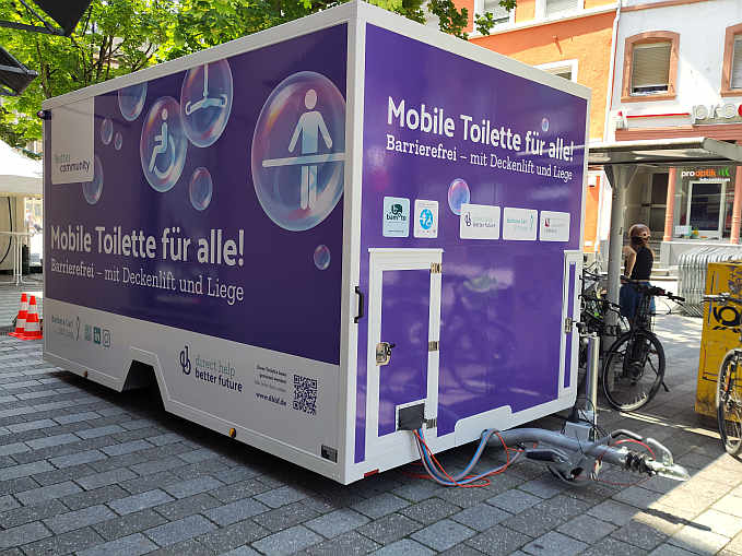 Ein echter Hingucker ist die neue mobile barrierefreie „Toilette für alle“ , die beim STIMMEN-Festival in der Lörracher Innenstadt ihre Feuertaufe bestanden hat.